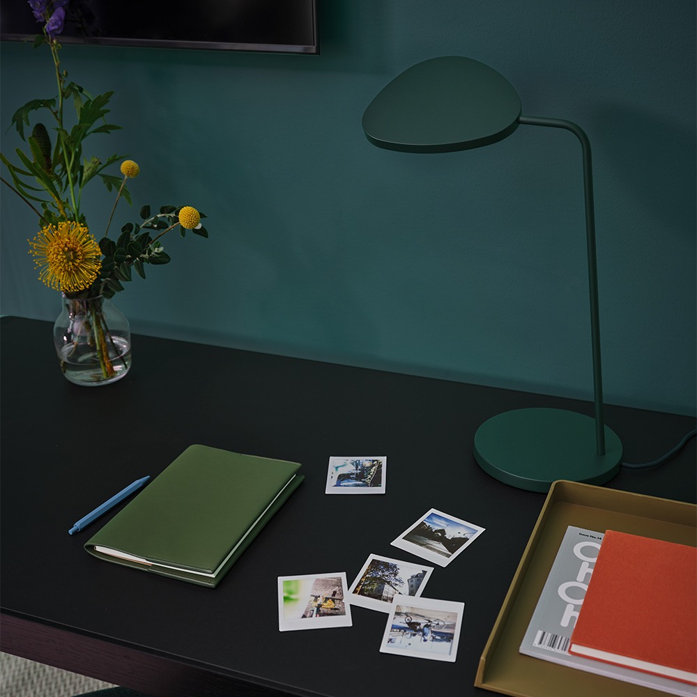 Muuto Leaf Table Lamp in Dark Green